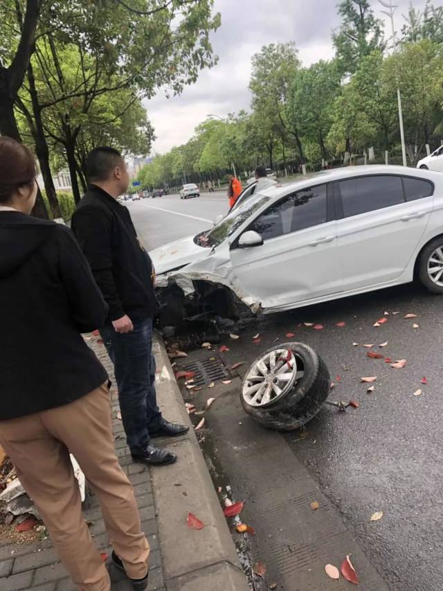 关于车祸初步调查结果：若塔是驾驶员存在超速和轮胎问题的信息